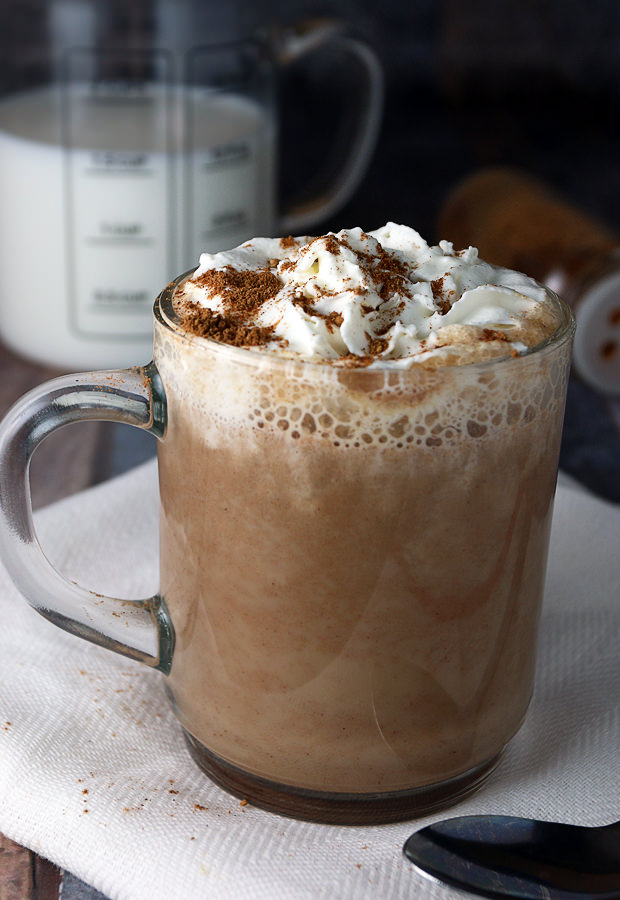 Warm yourself off in the cold months with a delicious mug of home-made pumpkin pie spice latte! | Shared via www.ruled.me