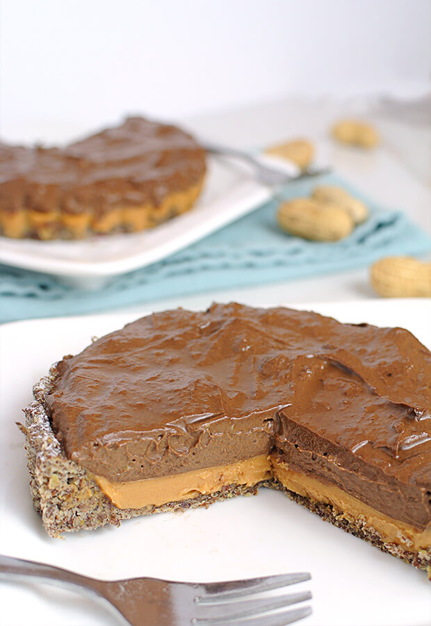 A super simple, decadent keto chocolate & peanut butter tart. Perfect to share with everyone after dinner! Shared via //www.ruled.me/