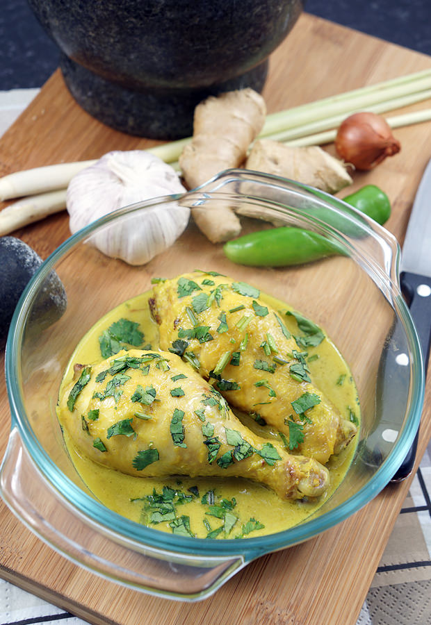 A rich and creamy curry chicken, made #keto! Shared via www.ruled.me/