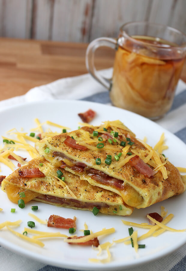 A delicious, super simple #keto omelette filled with bacon, cheddar, and chives. A must try! Shared via www.ruled.me/
