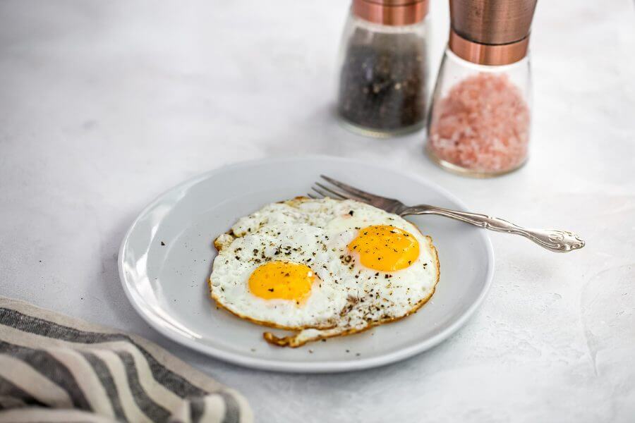 Keto Olive Oil Fried Eggs Featured