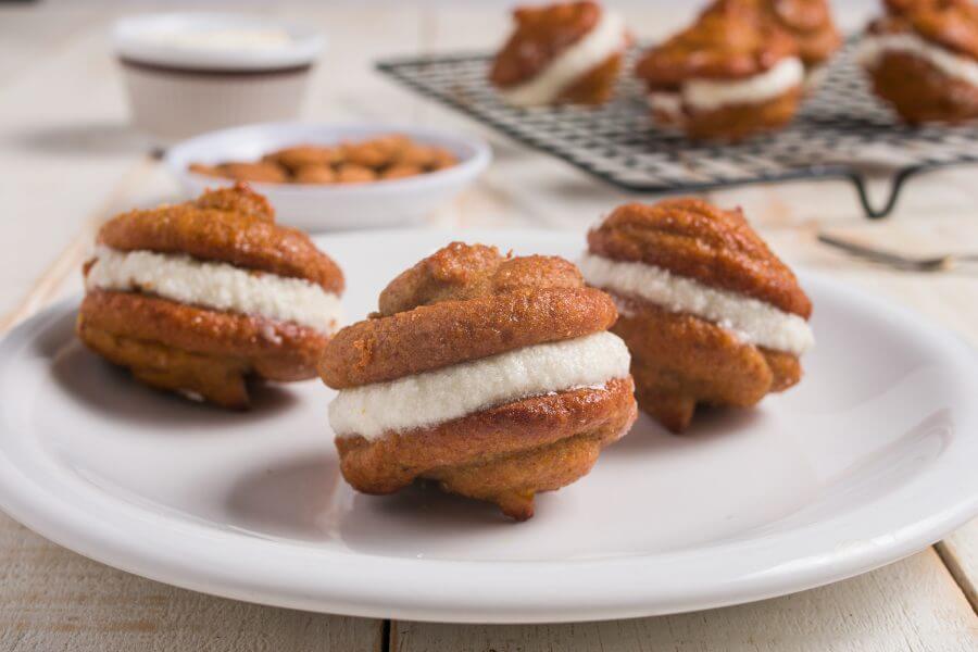 Low-Carb Pumpkin Whoopie Pies featured